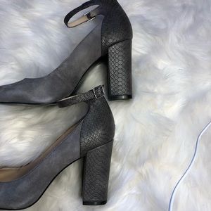 3/$15💛Nine West gray suede snake skin pumps